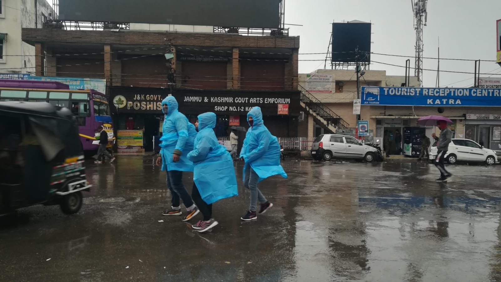 2 भवन में यात्री आलाव का सहारा लेते हुए 3 भवन के पिछे बर्फ से ढकी पहाड़िया 4 भैरों घाटी में बर्फ का आन? 2 भवन में यात्री आलाव का सहारा लेते हुए 3 भवन के पिछे बर्फ से ढकी पहाड़िया 4 भैरों घाटी में बर्फ का आन?