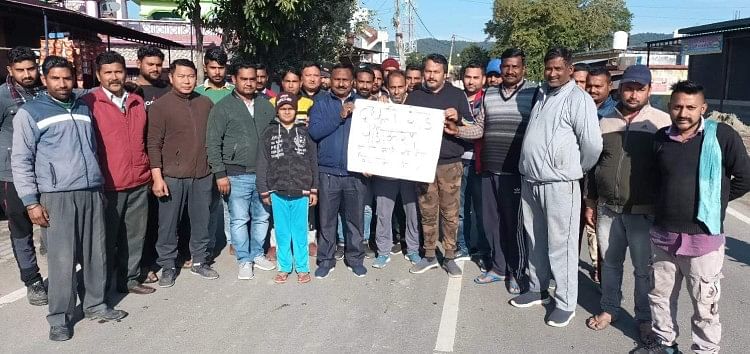 Demonstrasi untuk tidak melebarkan jalan Dudhli Pertunjukan Orang-orang Dudhli