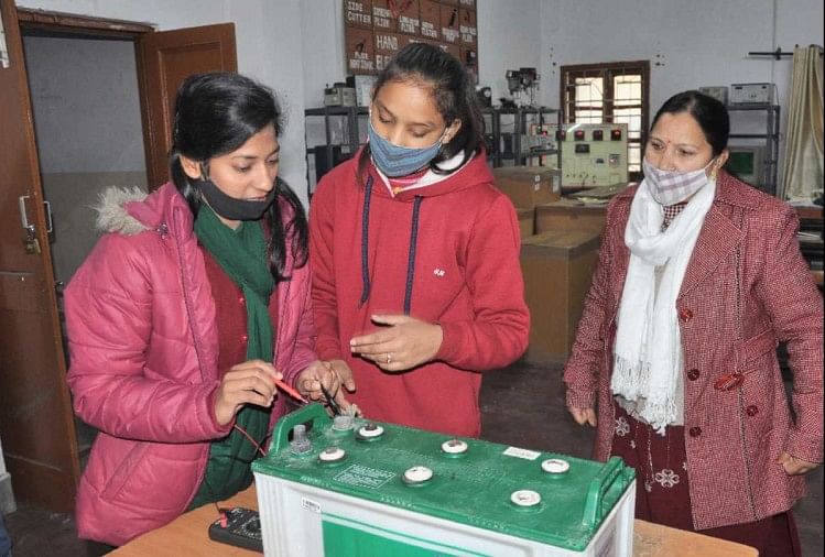 Les filles apprennent à jouer avec le courant à Iti Dhari Dharamshala Himachal