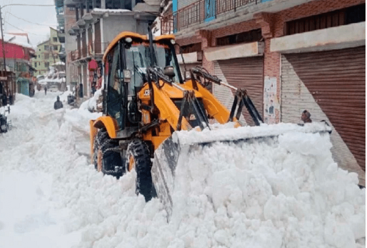 Himachal : Routes fermées après de nouvelles chutes de neige dans la capitale Des travailleurs engagés dans le nettoyage des routes