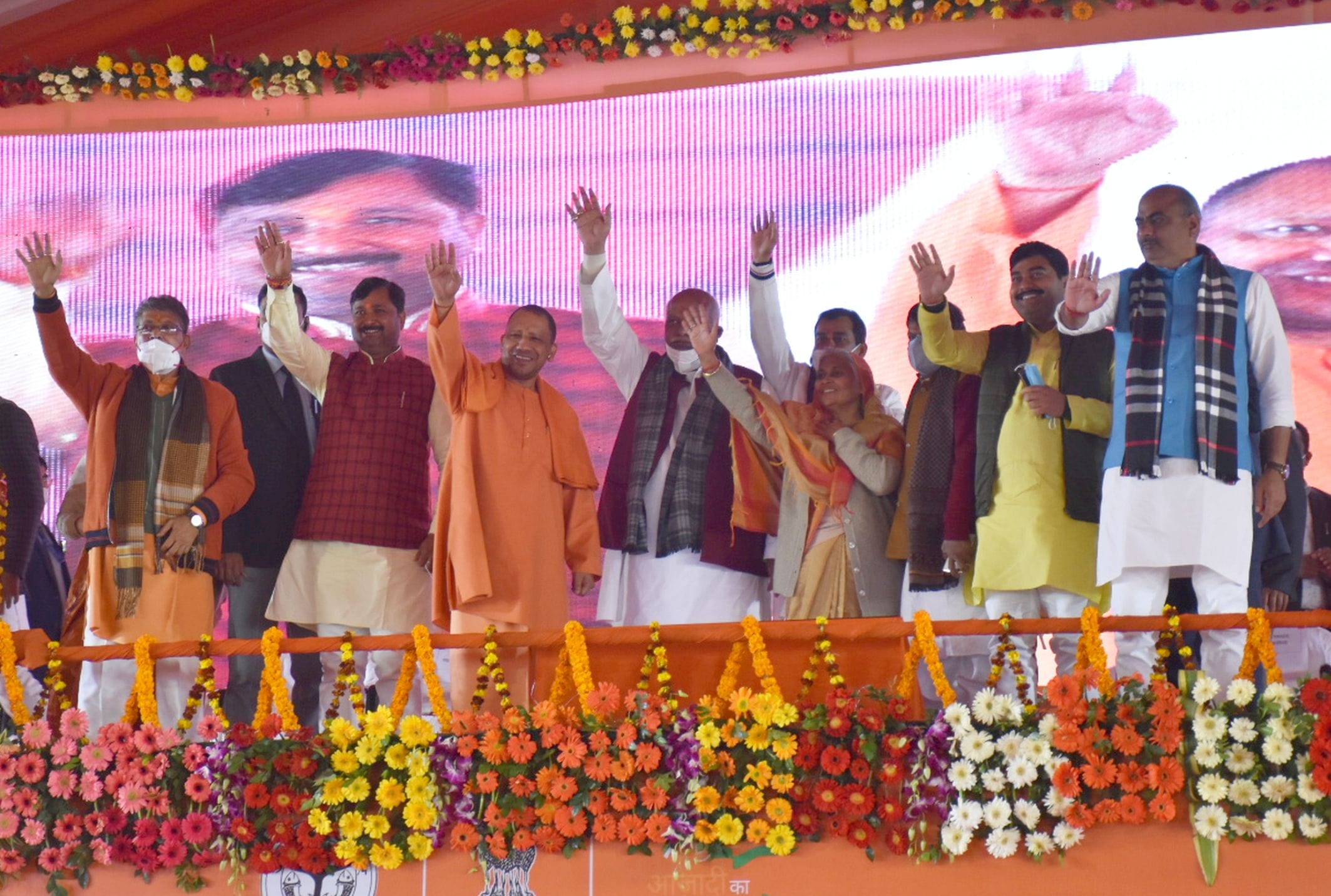 अयोध्या-जीआईसी में टैबलेट व स्मार्टफोन वितरण कार्यक्रम में हाथ हिलाकर लोगो का अभिवादन स्वीकार क अयोध्या-जीआईसी में टैबलेट व स्मार्टफोन वितरण कार्यक्रम में हाथ हिलाकर लोगो का अभिवादन स्वीकार क