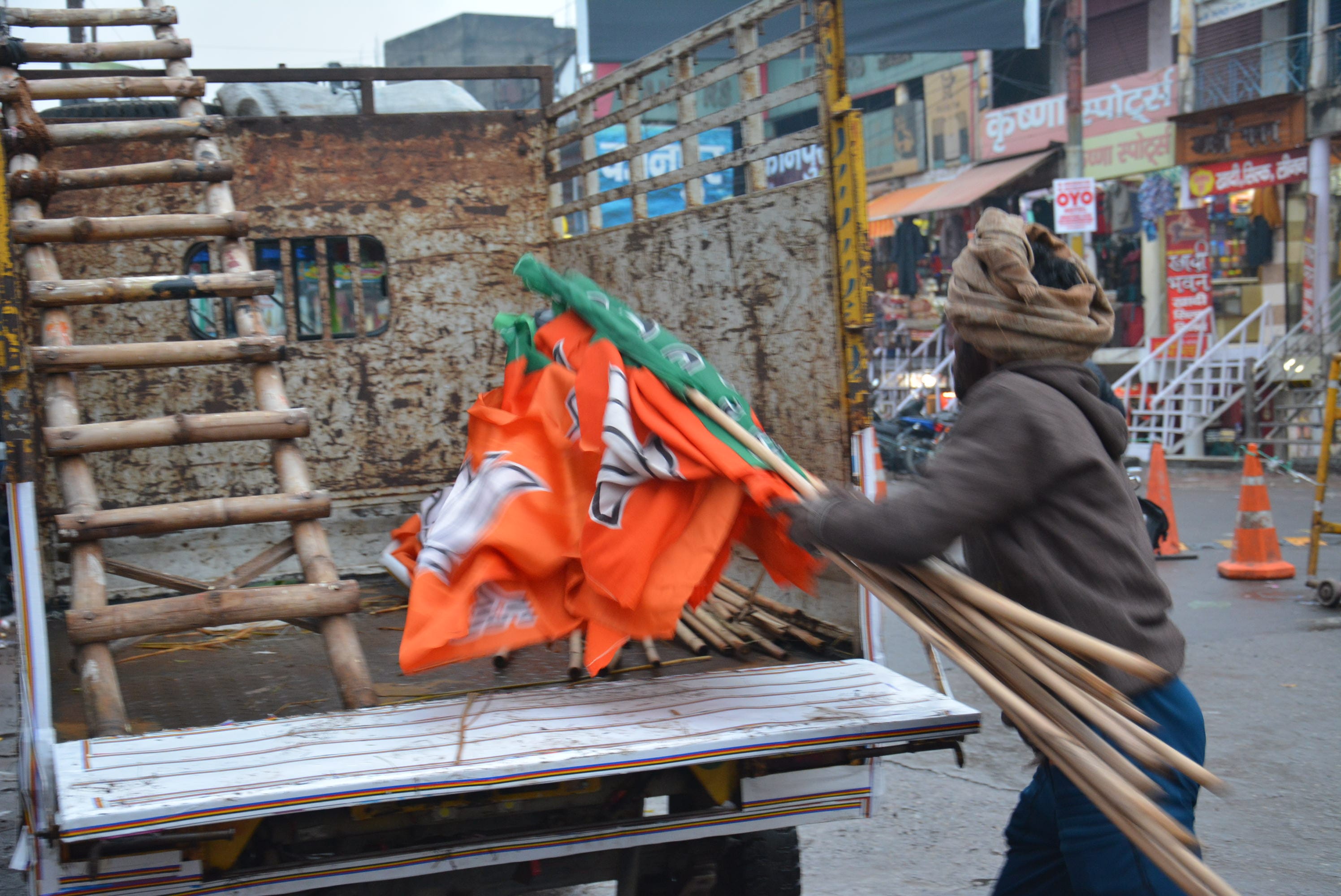 आचार संहिता की घोषणा के बाद दलों के झंडे उतारते पलिका कर्मचारी। आचार संहिता की घोषणा के बाद दलों के झंडे उतारते पलिका कर्मचारी।