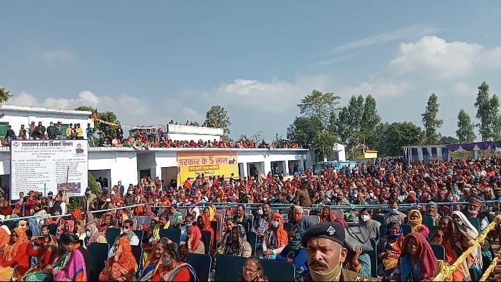 खटीमा के चटिया फार्म में आयोजित कार्यक्रम में सीएम धामी को सुनने की उमड़ी भीड़ तथा छतों में बैठे ?