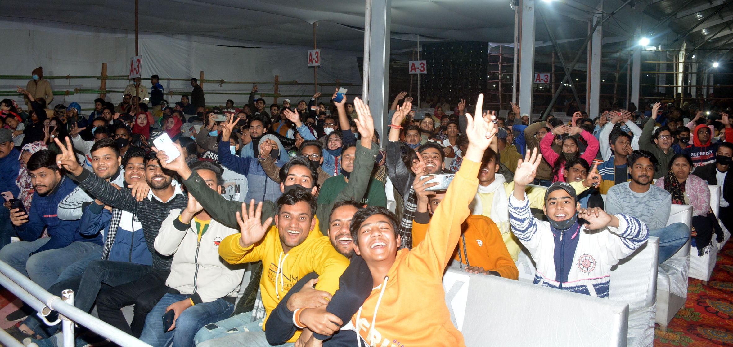  कोहिनूर मंच आयोजित  तुलसी कुमार की नाइट में उपस्थित दर्शक। 