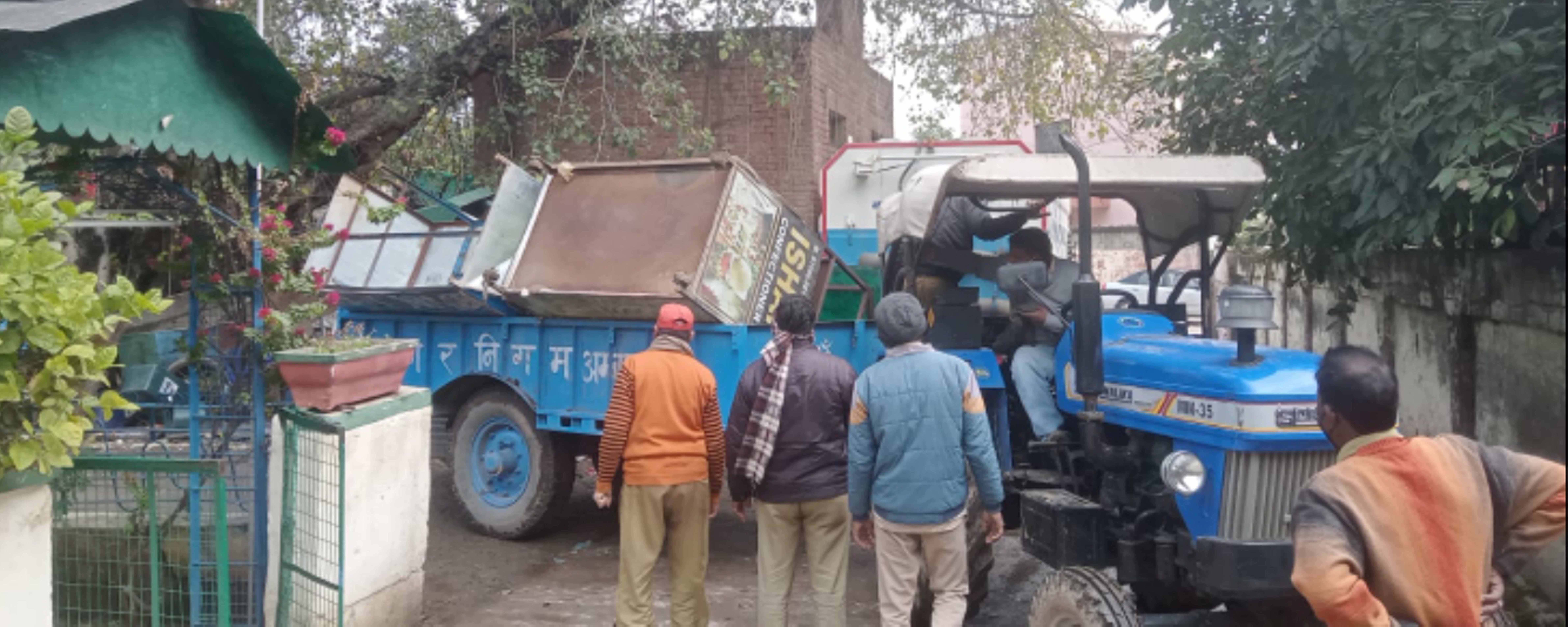 अंबाला सिटी में अतिक्रमण को लेकर कार्रवाई करते नगरनिगम प्रशासनिक अधिकारी व अन्य।