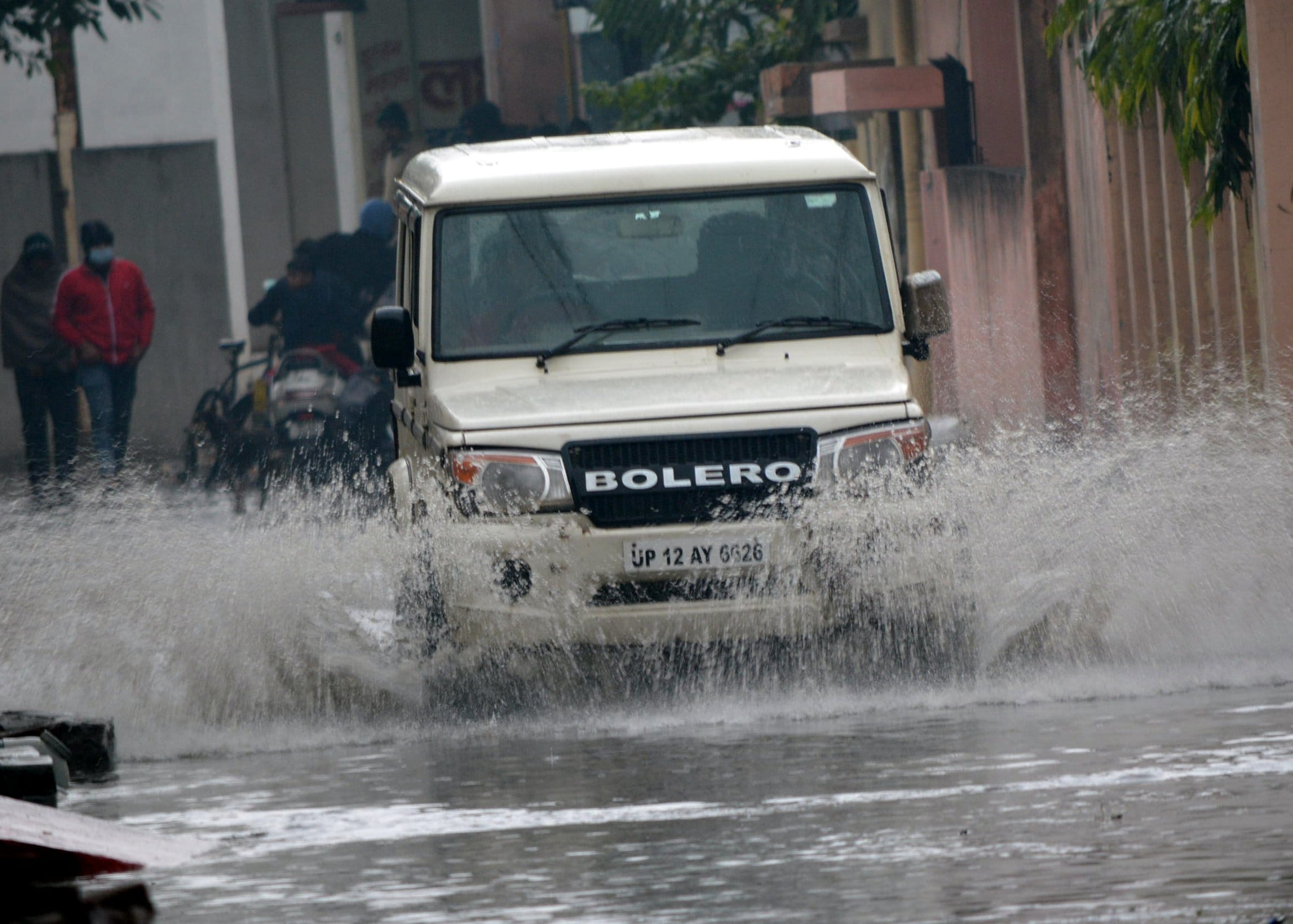 मुजफ्फरनगर में बारिश से हुए जलभराव से गुजरते वाहन। मुजफ्फरनगर में बारिश से हुए जलभराव से गुजरते वाहन।