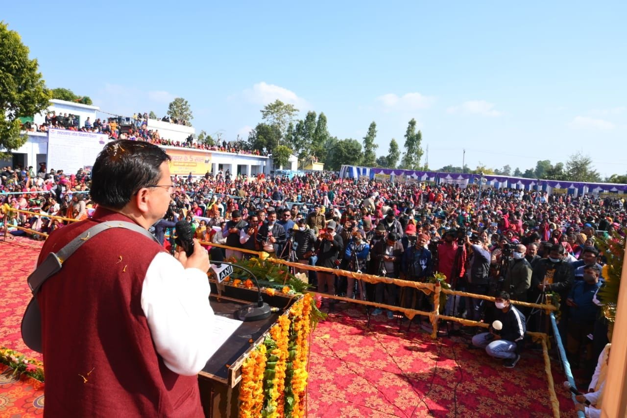खटीमा के चटिया फार्म में जनसभा को संबोधित करते सीएम धामी। संवाद