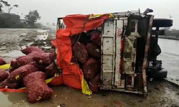 हादसे के बाद पलटी पड़ी पिकअप। संवाद