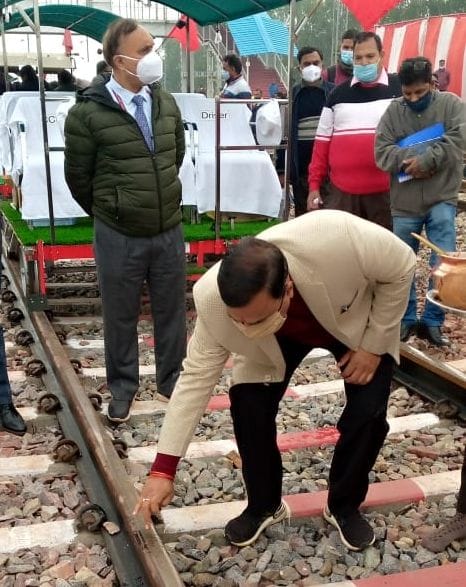 बरतारा में रेलवे ट्रैक पर नारियल फोड़ते सीआरएस शैलेंद्र पाठक