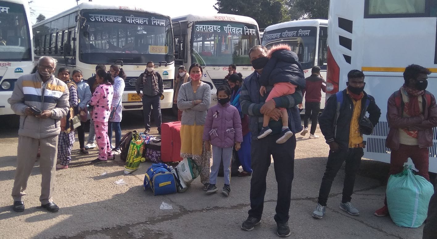 रुद्रपुर स्टेशन में बसों का संचालन ठप होने से परेशान यात्री। रुद्रपुर स्टेशन में बसों का संचालन ठप होने से परेशान यात्री।