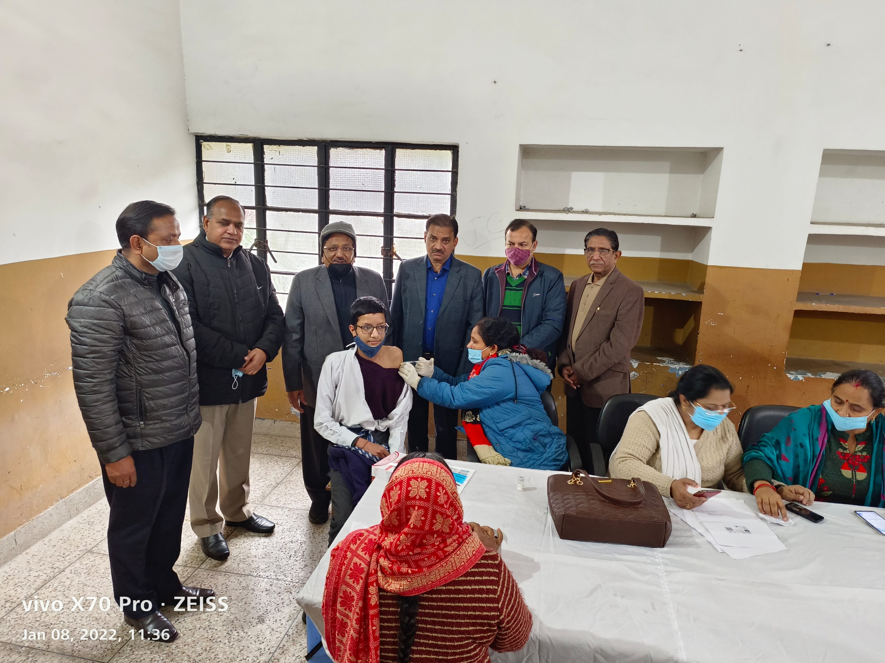 मुजफफरनगर के जीसी पब्लिक स्कूल में विद्यार्थी को टीकाकरण करते स्वास्थकर्मी। मुजफफरनगर के जीसी पब्लिक स्कूल में विद्यार्थी को टीकाकरण करते स्वास्थकर्मी।