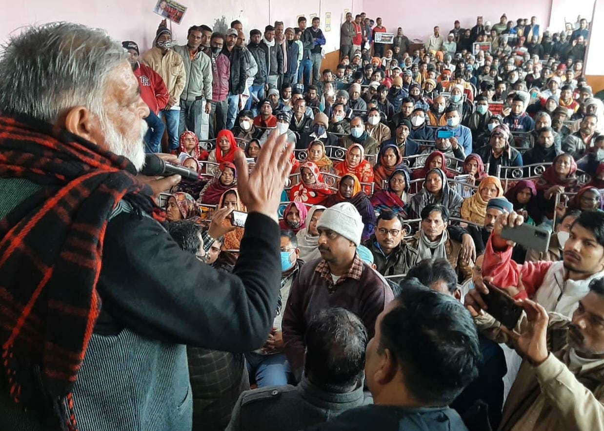 शहर के ग्रीन गार्डन में एकत्रित व्यापारियों को आंदोलन की जानकारी देते अभा वैश्य एकता परिषद के रा?