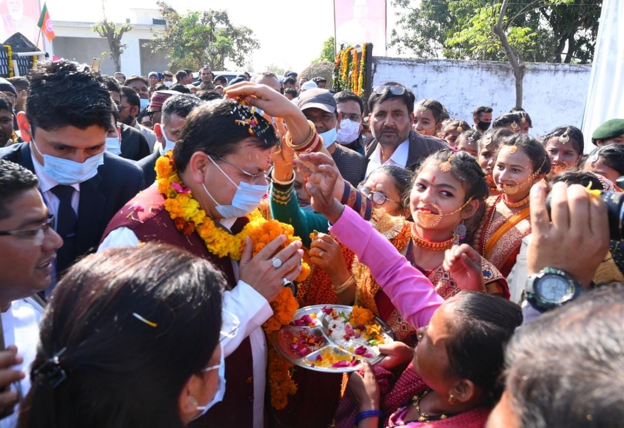 खटीमा में चटिया फार्म में सीएम धामी का तिलक लगाकर स्वागत करती छात्राएं। संवाद