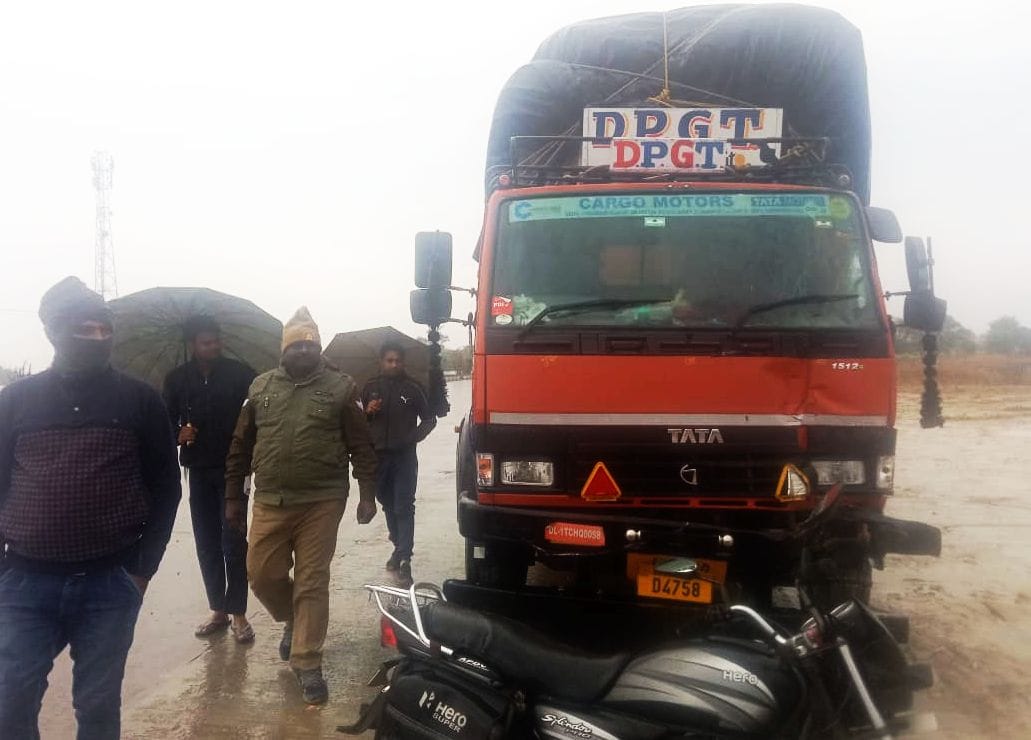 सड़क किनारे खड़ी डीसीएम। संवाद