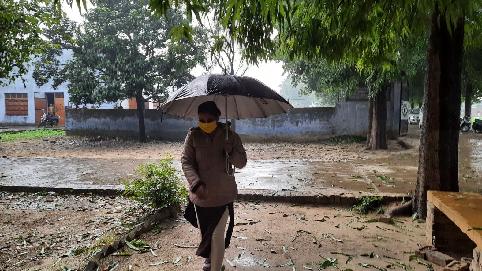कमालगंज के आरपी कालेज केंद्र पर बारिश से बचने के लिए छाता लगाकर जाती छात्रा। संवाद कमालगंज के आरपी कालेज केंद्र पर बारिश से बचने के लिए छाता लगाकर जाती छात्रा। संवाद