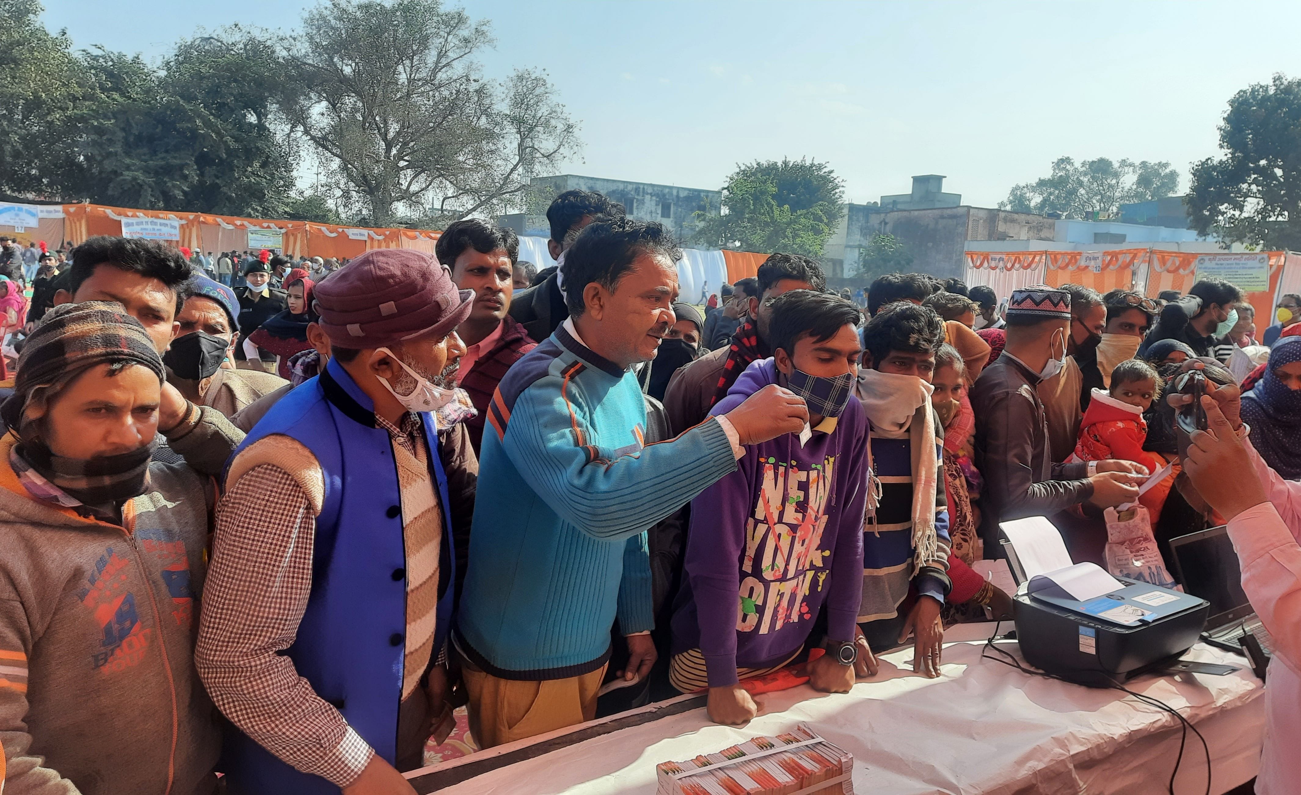 किच्छा में लगे शिविर में आधार कार्ड के स्टाल पर लगी भीड़। किच्छा में लगे शिविर में आधार कार्ड के स्टाल पर लगी भीड़।