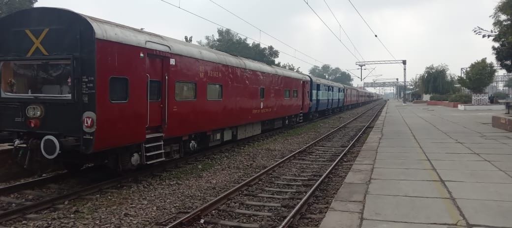 स्पीड ट्रायल के दौरान ट्रैक पर दौड़ती सीआरएस की स्पेशल ट्रेन