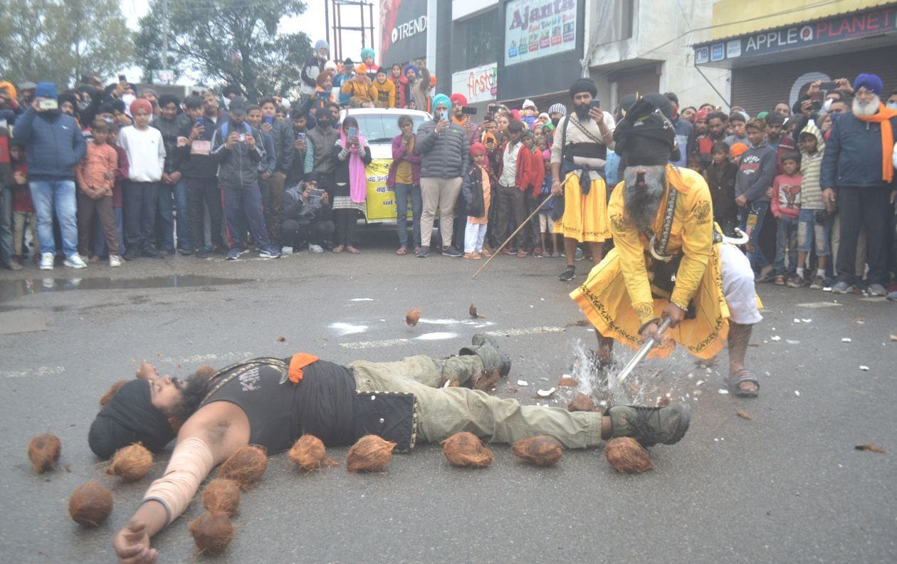 फ्री गंज रोड पर निकले नगर कीर्तन में करतब दिखाते गतका पार्टी संवाद फ्री गंज रोड पर निकले नगर कीर्तन में करतब दिखाते गतका पार्टी संवाद