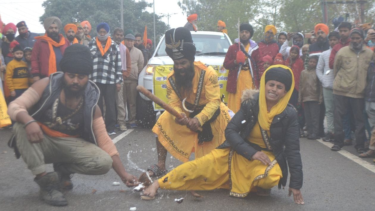 फ्री गंज रोड पर निकले नगर कीर्तन में करतब दिखाते गतका पार्टी संवाद फ्री गंज रोड पर निकले नगर कीर्तन में करतब दिखाते गतका पार्टी संवाद