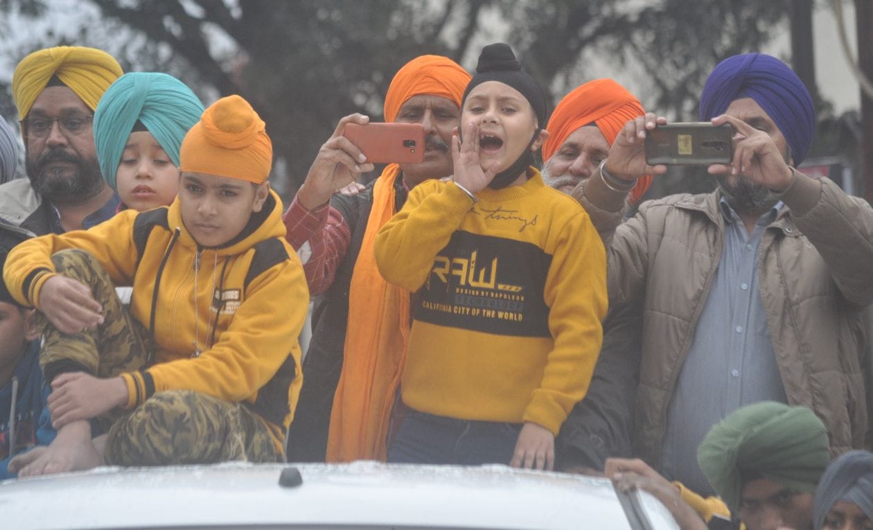फ्री गंज रोड पर निकले नगर कीर्तन में जो बोले सो निहाल का जयकारा लगाते छोटा बच्चा संवाद फ्री गंज रोड पर निकले नगर कीर्तन में जो बोले सो निहाल का जयकारा लगाते छोटा बच्चा संवाद