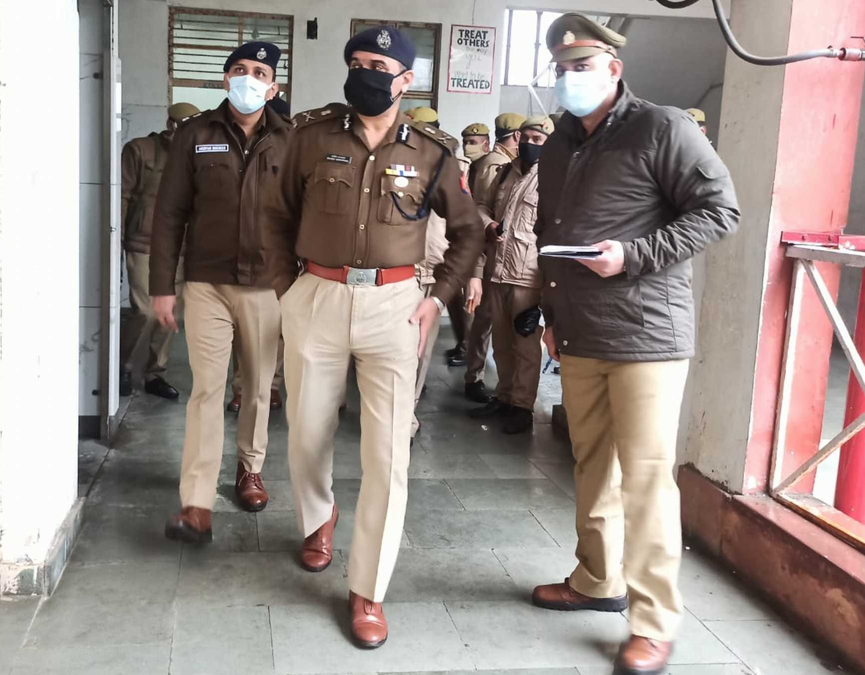 स्कूल का निरीक्षण करते एडीजी