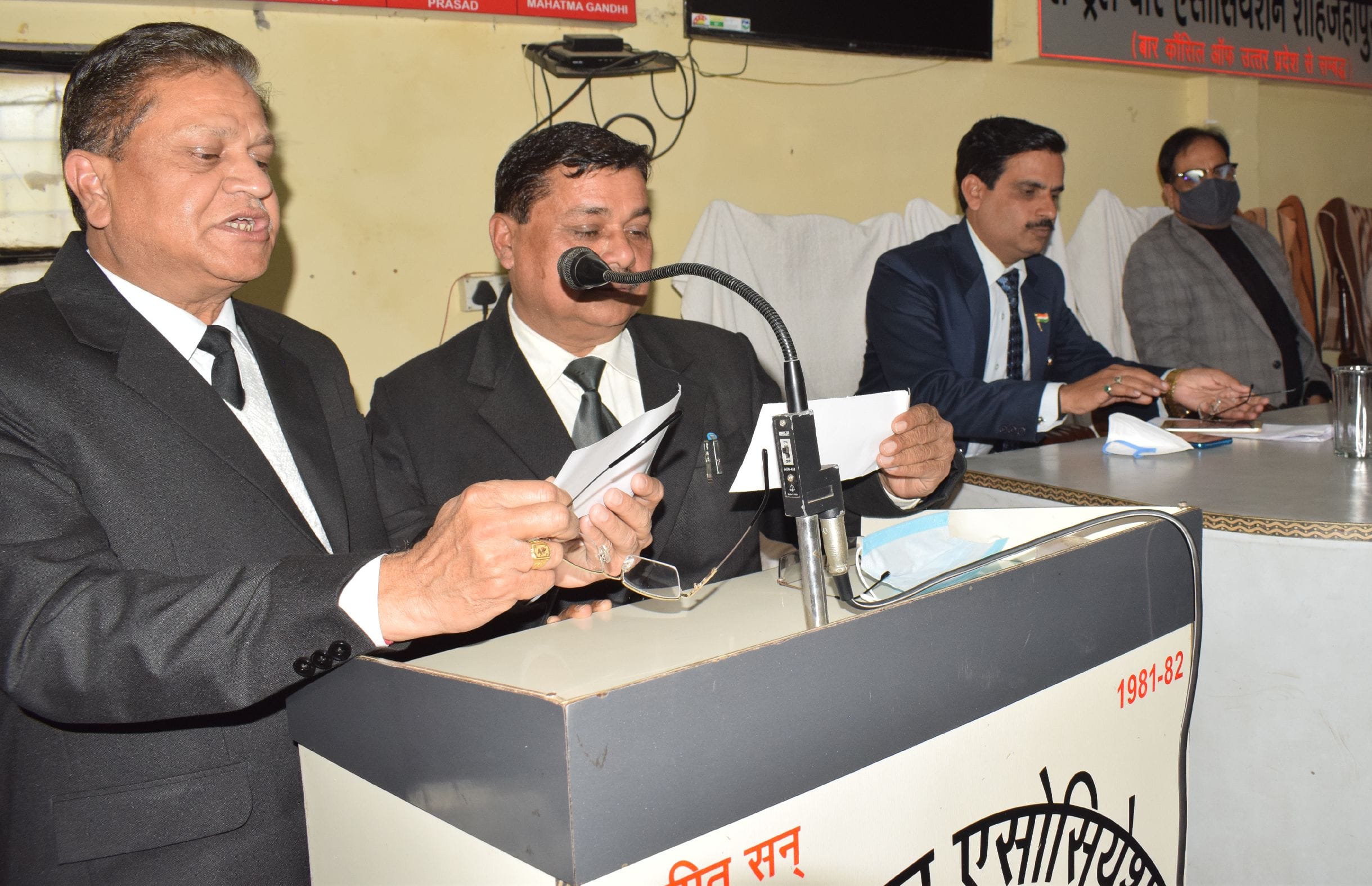 शाहजहांपुर में नवनिर्वाचित सेंट्रलवार एसोएशिन के अध्यक्ष संजीव अग्निहोत्री का शपथ दिलाते पूर् शाहजहांपुर में नवनिर्वाचित सेंट्रलवार एसोएशिन के अध्यक्ष संजीव अग्निहोत्री का शपथ दिलाते पूर्