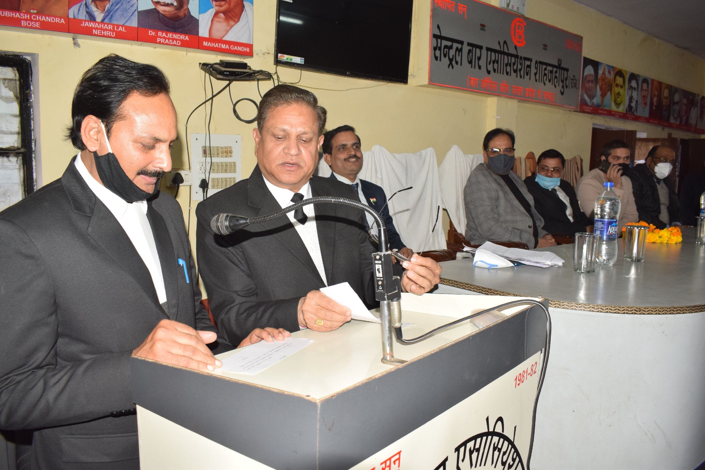 नवनिर्वाचित सेंट्रलवार एसोएशिन के महासचिव अजय यादव को शपथ दिलाते अध्यक्ष संजीव अग्निहोत्री । स? नवनिर्वाचित सेंट्रलवार एसोएशिन के महासचिव अजय यादव को शपथ दिलाते अध्यक्ष संजीव अग्निहोत्री । स?