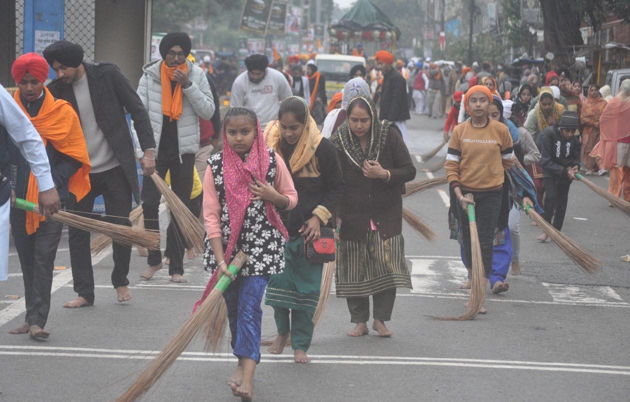 फ्री गंज रोड पर निकले नगर कीर्तन में सफाई करते श्रद्धालु संवाद फ्री गंज रोड पर निकले नगर कीर्तन में सफाई करते श्रद्धालु संवाद