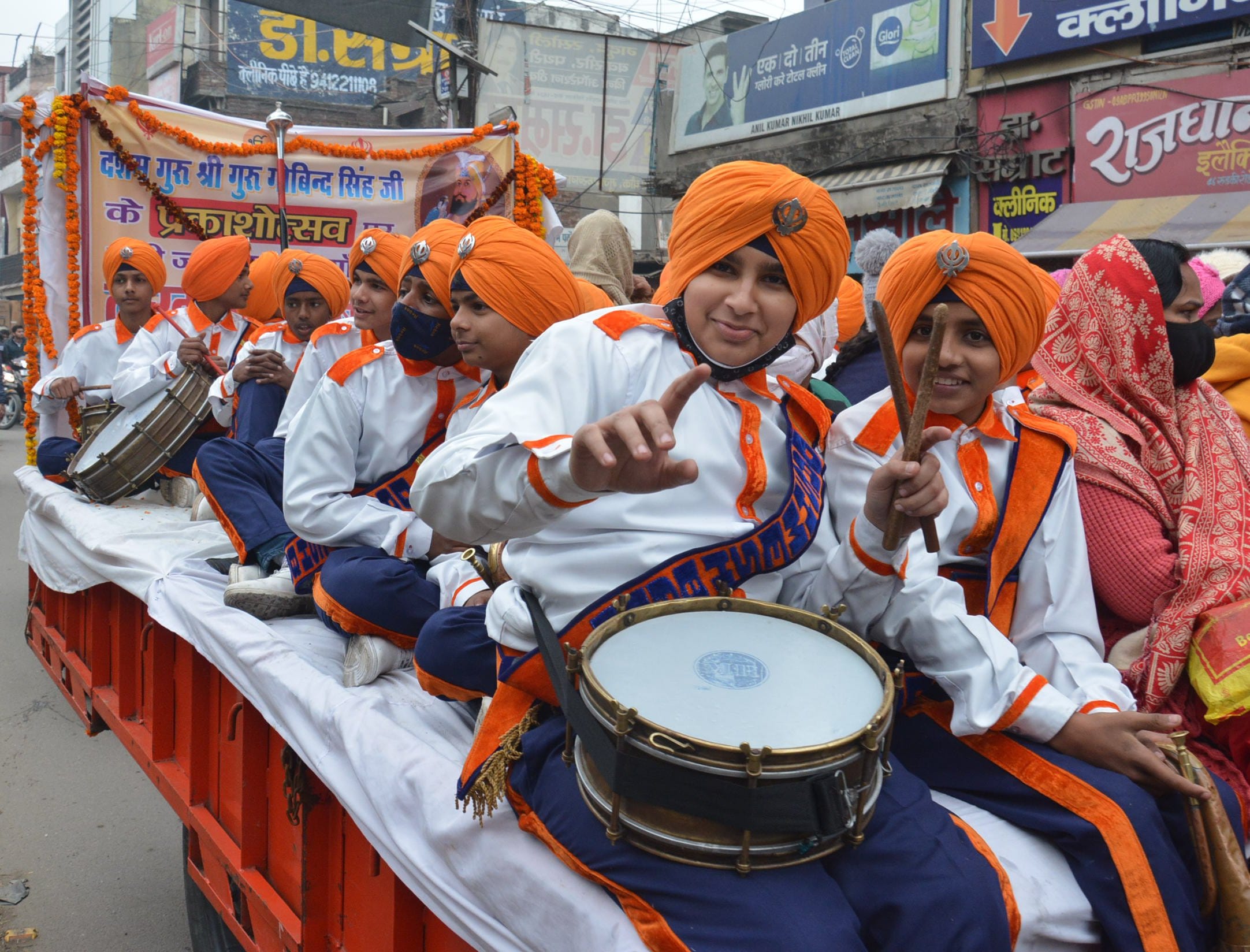 मुजफ्फरनगर में प्रकाश पर्व पर नगर कीर्तन में शामिल स्कूली बैड।