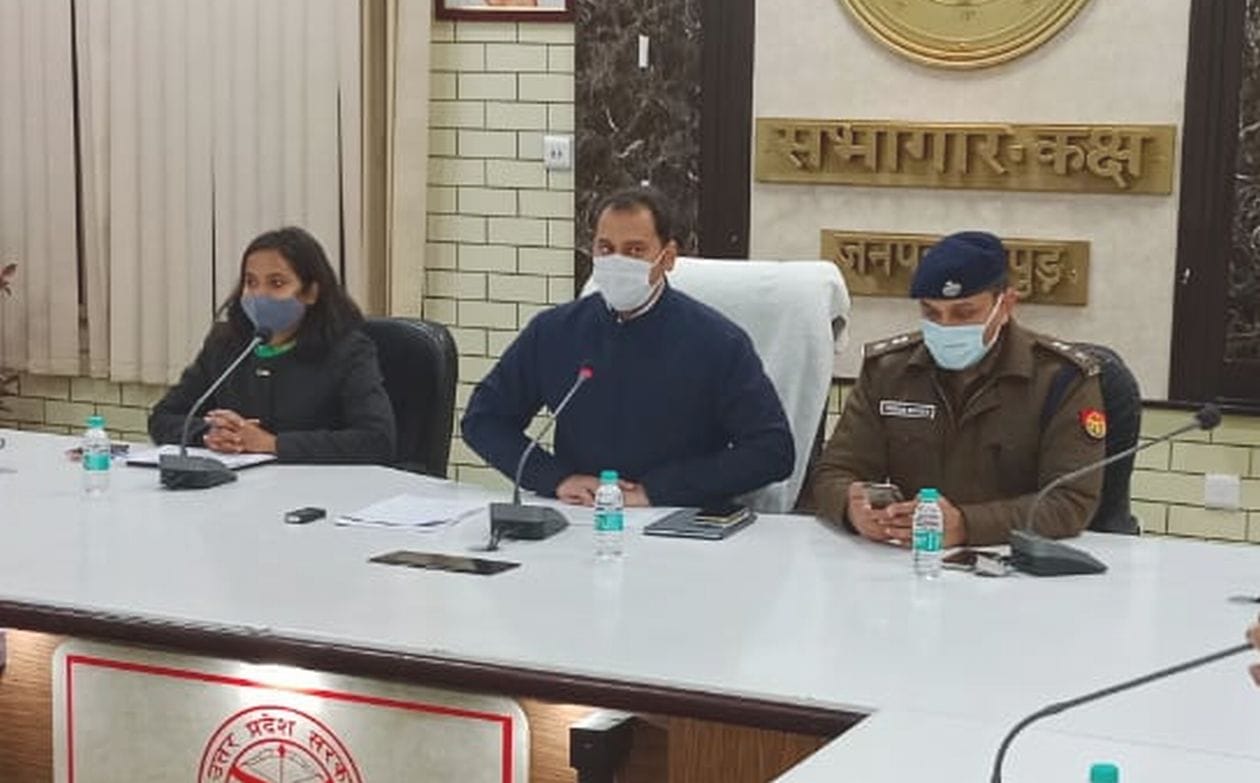जिला मुँख्यालय सभागार में प्रेसवार्ता करते डीएम संवाद