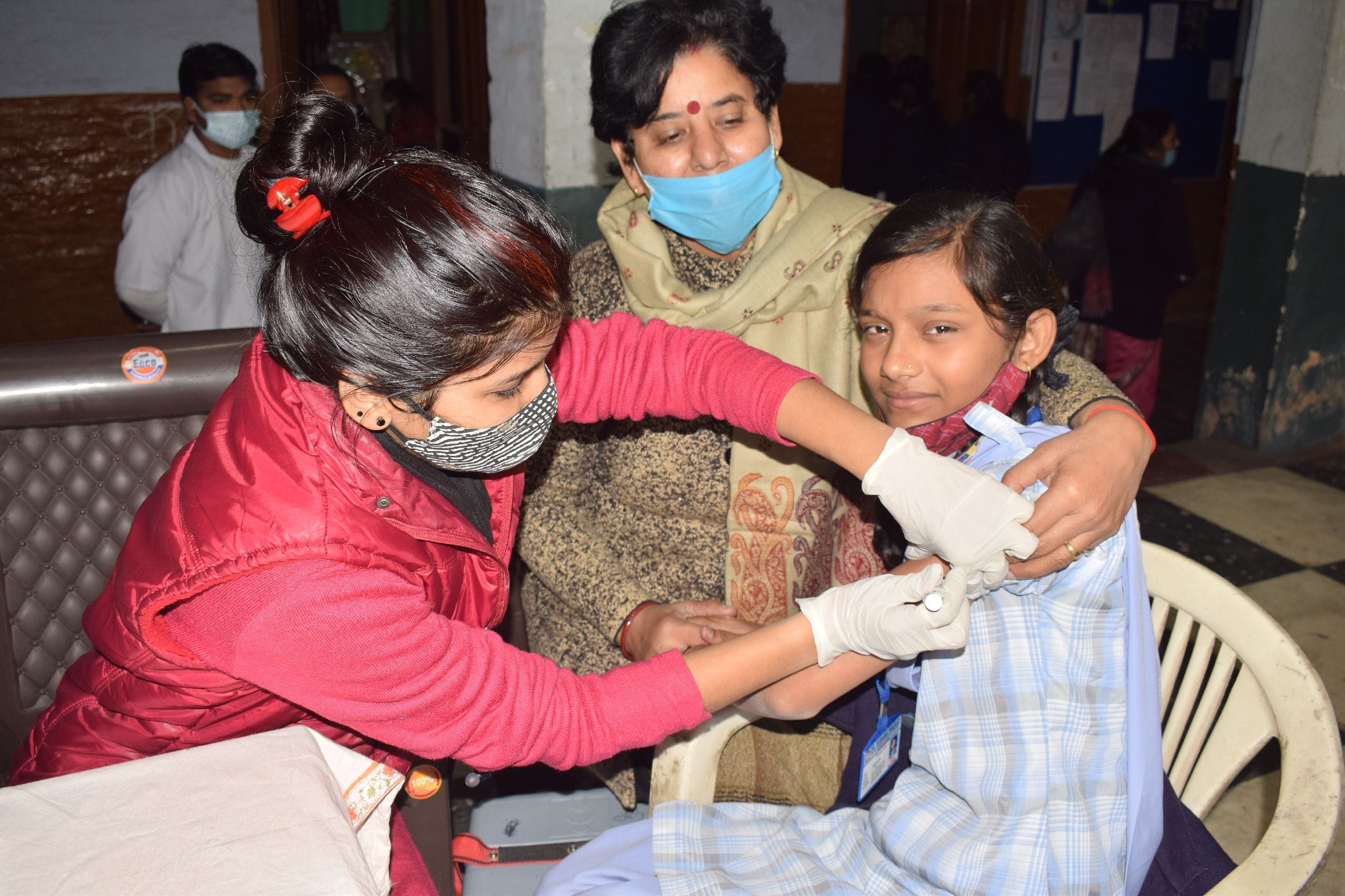 शाहजहांपुर के सुदामा प्रसाद स्कूल में छात्रा के टीका लगाती महिला स्वास्थ्य कर्र्मी। संवाद