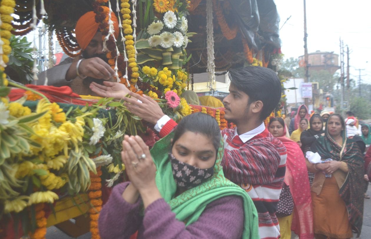 फ्री गंज रोड पर निकले नगर कीर्तन में प्रसाद लेते श्रद्वालु संवाद फ्री गंज रोड पर निकले नगर कीर्तन में प्रसाद लेते श्रद्वालु संवाद