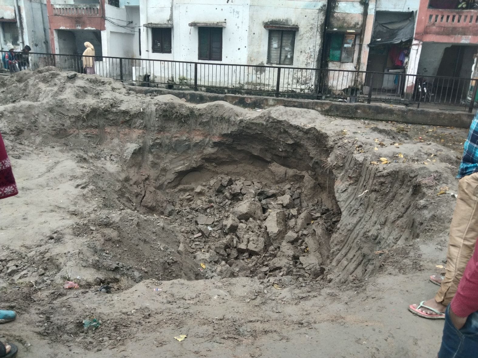 कांशीराम कालोनी में पंप लगाने के लिए खोदा गया गड्ढा। संवाद