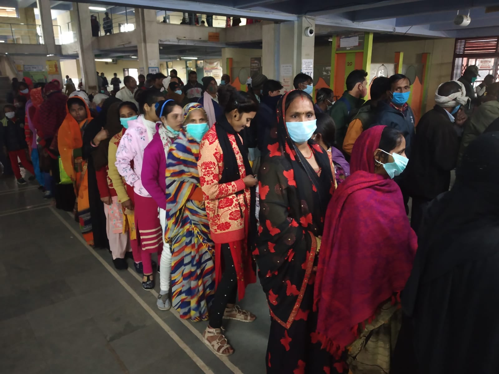 राजकीय मेडिकल कॉलेज की ओपीडी में पर्चा बनवाने के लिए लगी लाइन। राजकीय मेडिकल कॉलेज की ओपीडी में पर्चा बनवाने के लिए लगी लाइन।