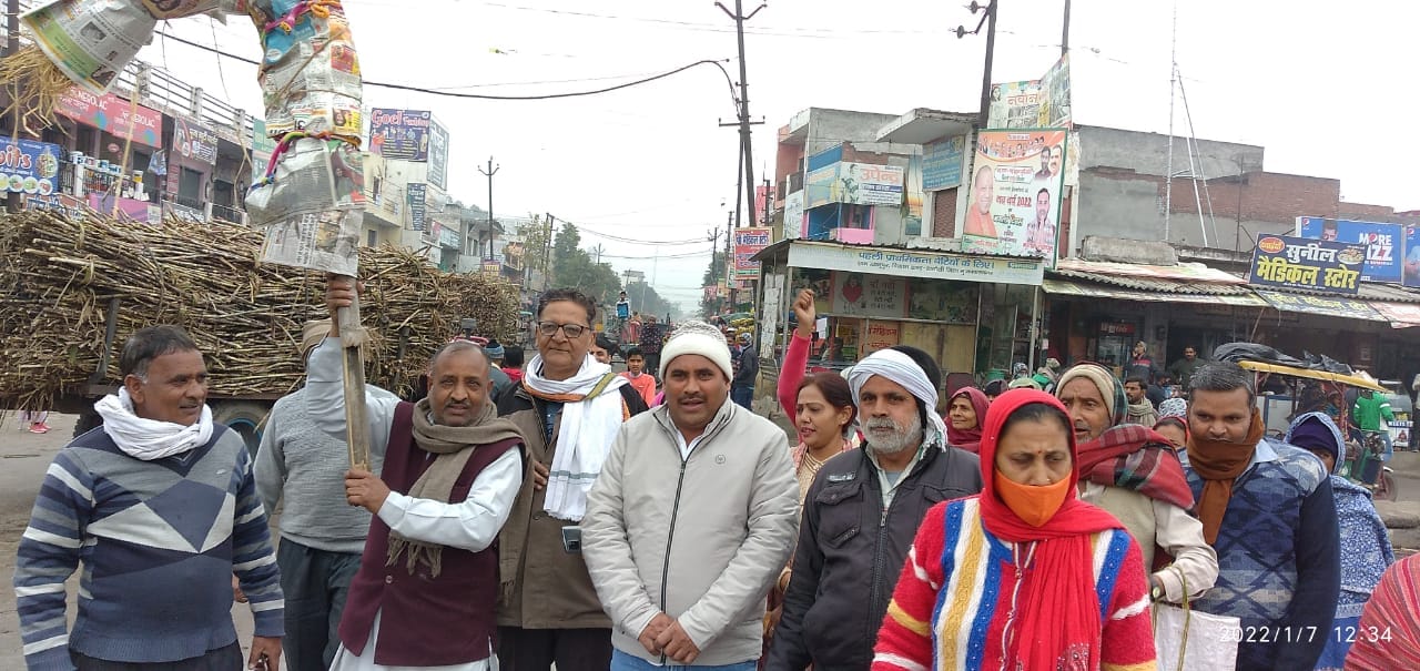 मंसूरपुर में कांग्रेस नेता राहुल गांधी का पुतला फूंकते भाजपा कार्यकर्ता मंसूरपुर में कांग्रेस नेता राहुल गांधी का पुतला फूंकते भाजपा कार्यकर्ता