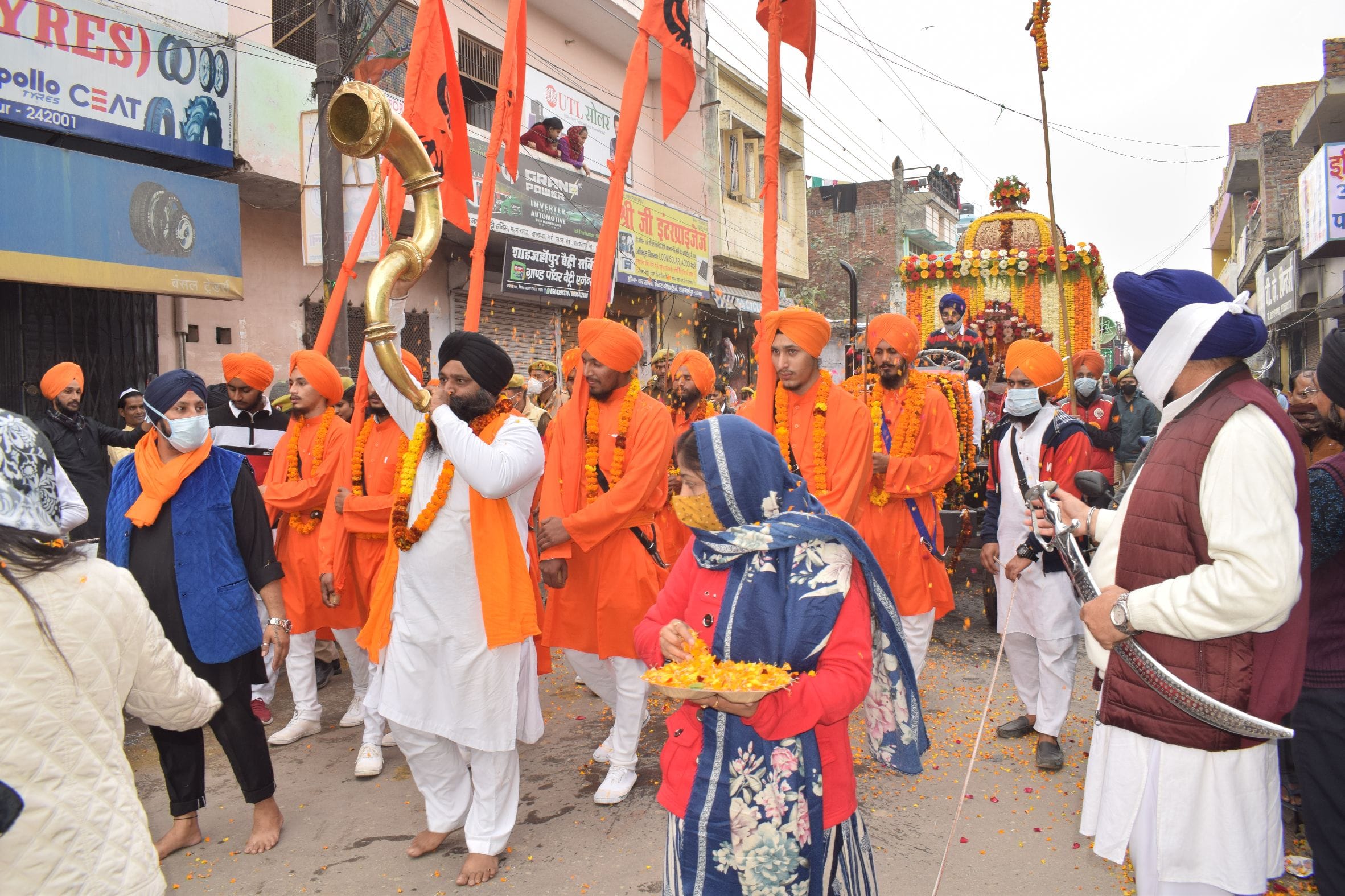 शाहजहांपुर में गुरुगोविंद सिंह महाराज के प्रकाशोंत्सव पर निकाला गया नगर कीर्तन में निशान लेकर च शाहजहांपुर में गुरुगोविंद सिंह महाराज के प्रकाशोंत्सव पर निकाला गया नगर कीर्तन में निशान लेकर च