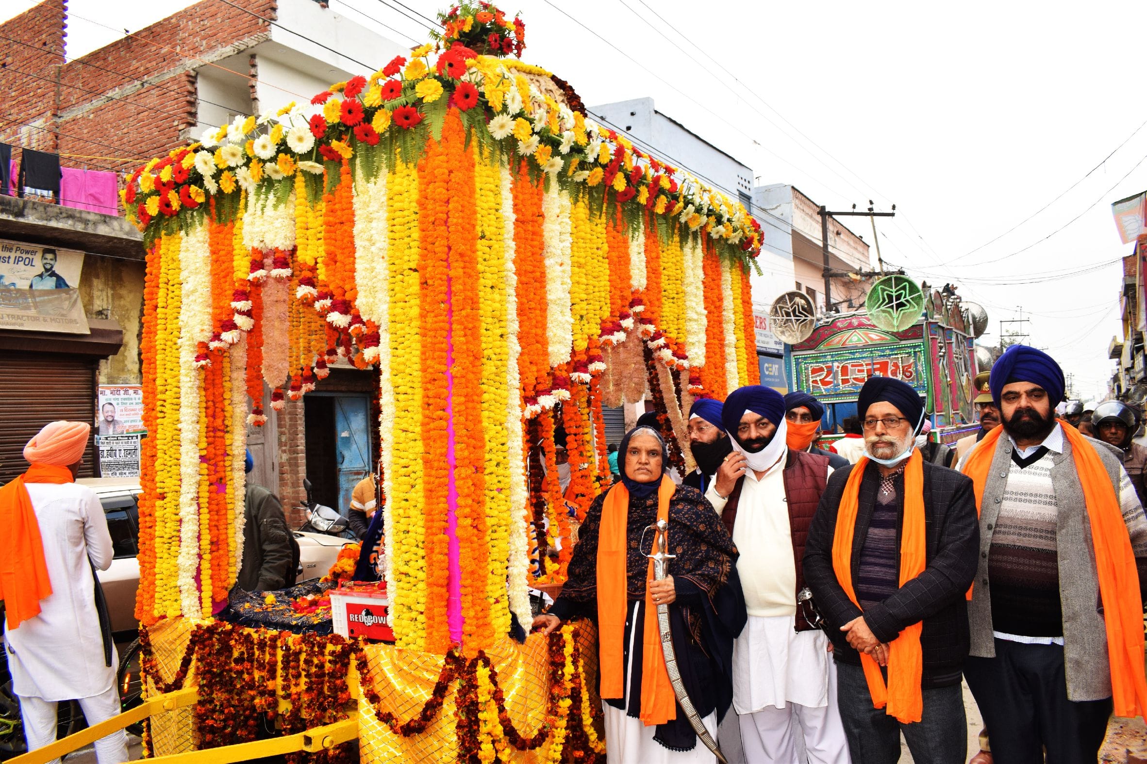 शाहजहांपुर में गुरुगोविंद सिंह महाराज के प्रकाशोंत्सव पर निकाला गया नगर कीर्तन में फूलों से सजी शाहजहांपुर में गुरुगोविंद सिंह महाराज के प्रकाशोंत्सव पर निकाला गया नगर कीर्तन में फूलों से सजी