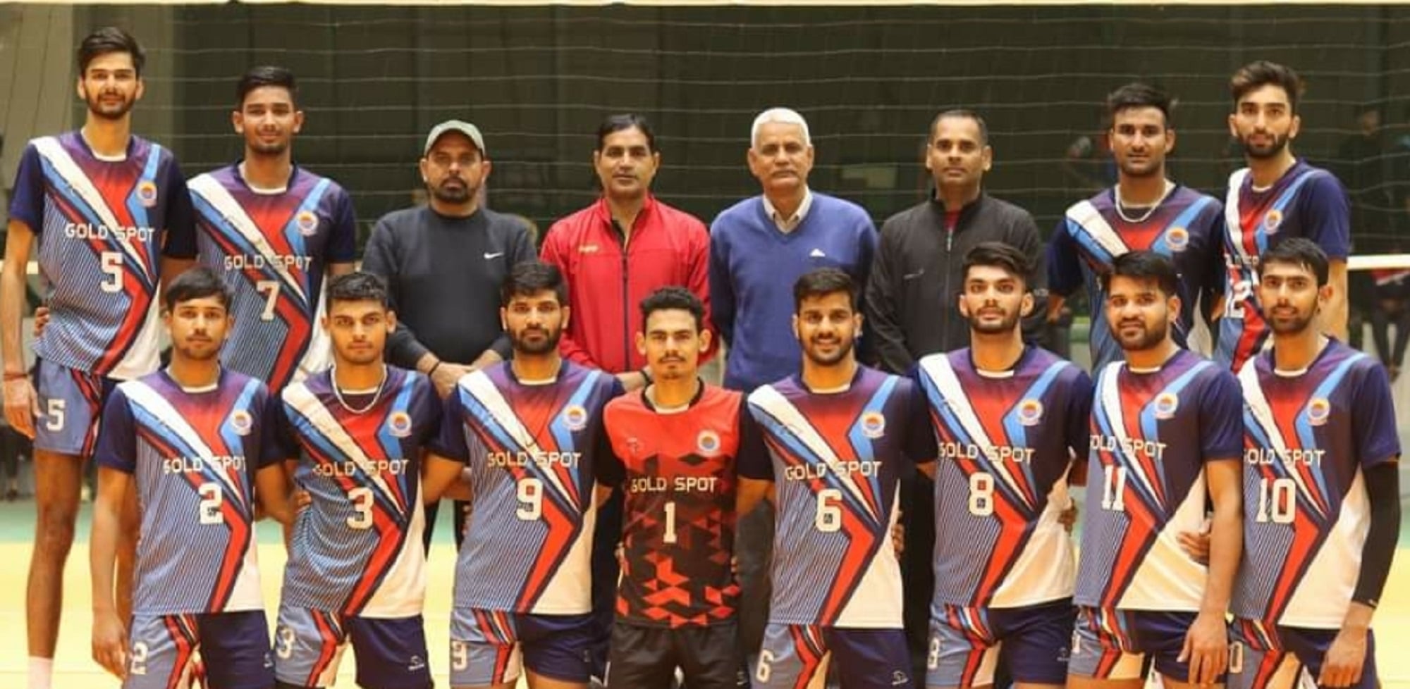 कुरुक्षेत्र विश्वविद्यालय की पुरुष वॉलीबॉल टीम के साथ मौजूद अधिकारी। संवाद