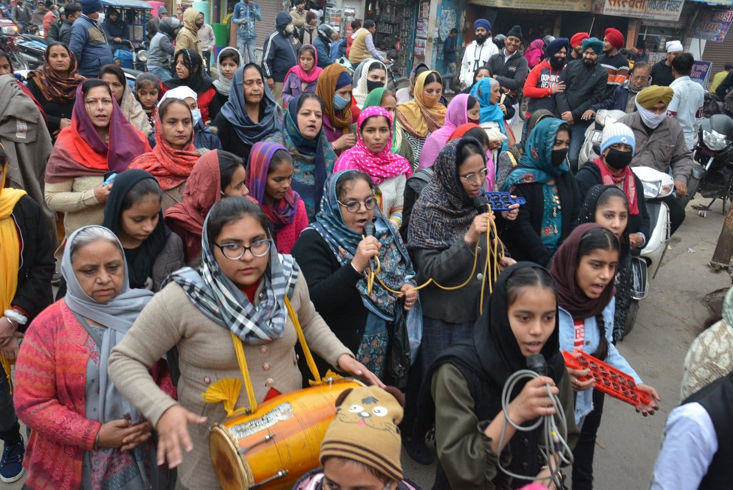 मुजफ्फरनगर में प्रकाश पर्व पर नगर कीर्तन में शामिल महिलाएं।