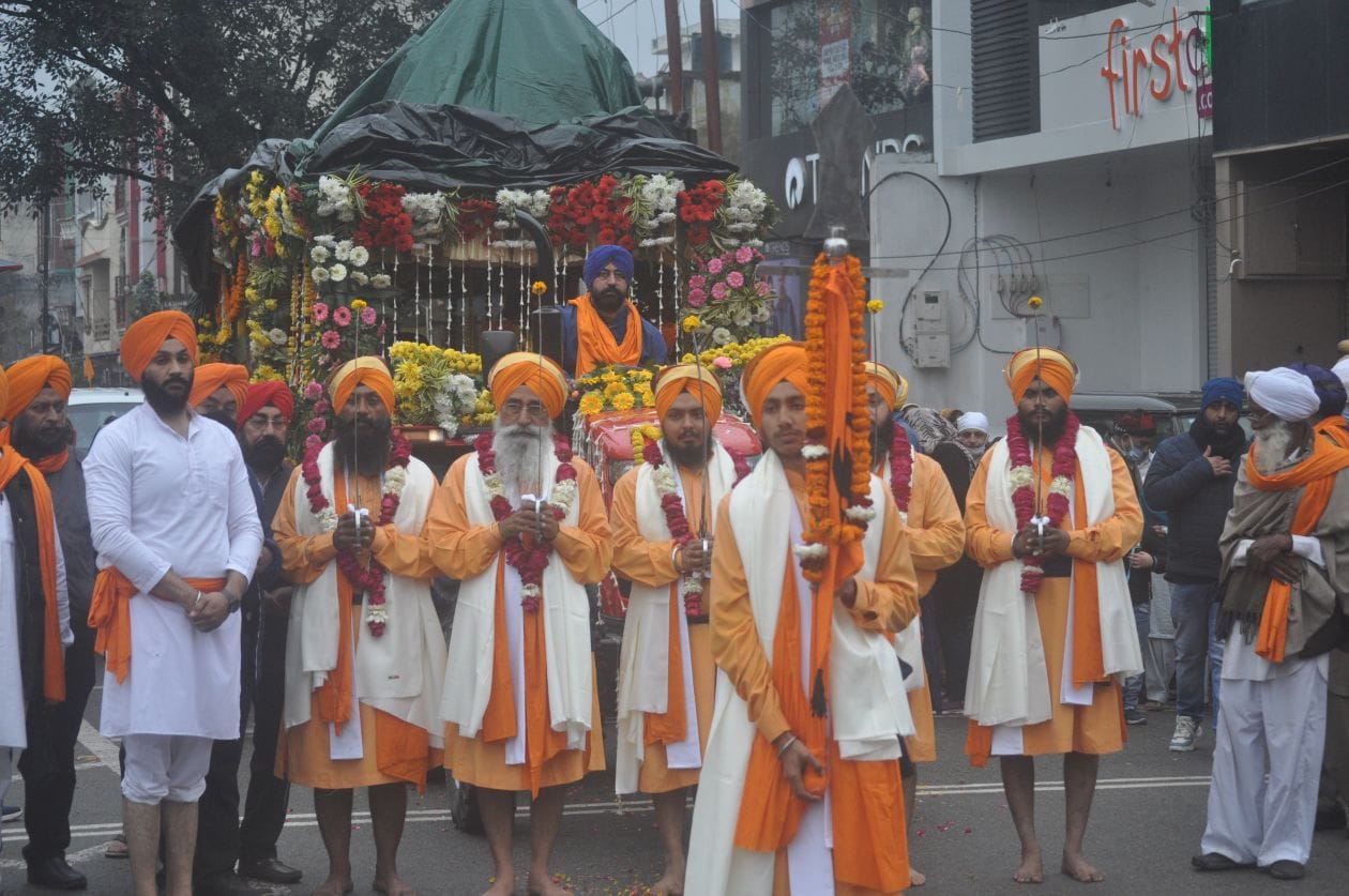 फ्री गंज रोड पर निकले नगर कीर्तन में जाते पंच प्यारे संवाद फ्री गंज रोड पर निकले नगर कीर्तन में जाते पंच प्यारे संवाद