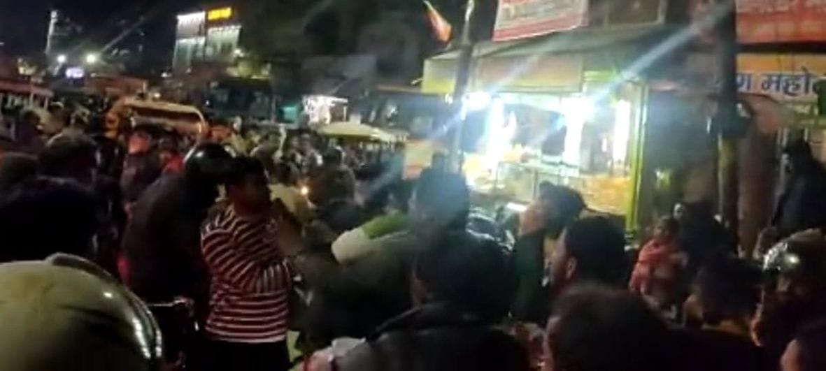 रामलीला मैदान में एक टीवी चैनल की डिबेट के दौरान होती मारपीट। रामलीला मैदान में एक टीवी चैनल की डिबेट के दौरान होती मारपीट।