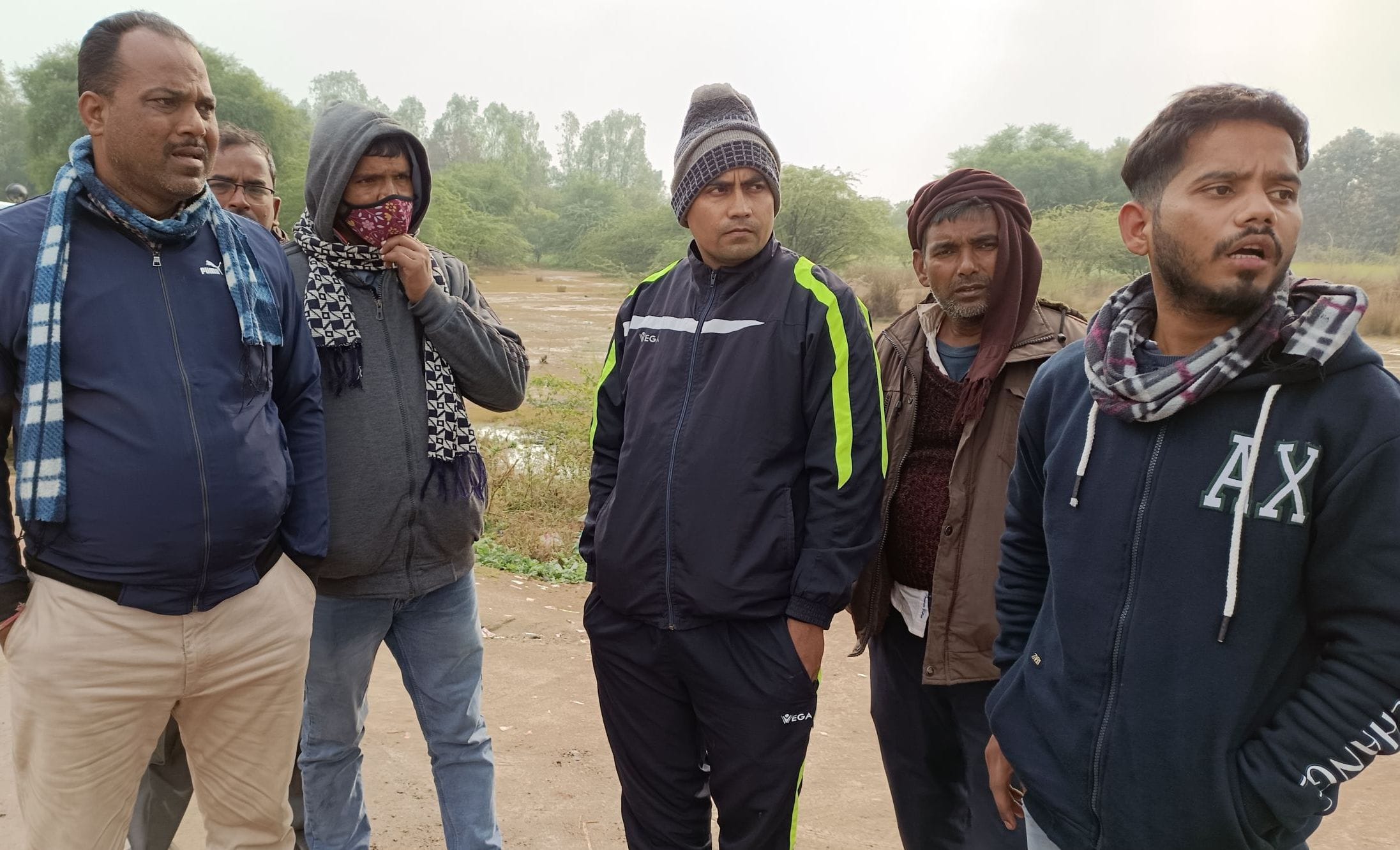 पोस्टमार्टम हाउस में गमगीन खड़े पिता इसरार उर्फ बब्बू व पुत्र सरफराज के परिजन। संवाद