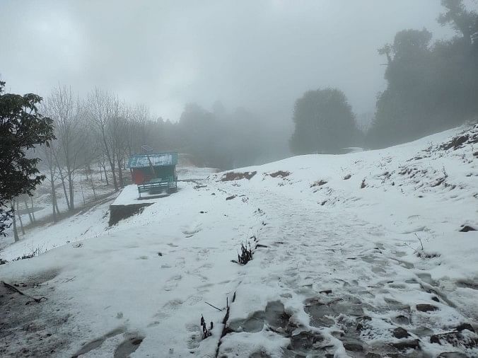Dua Kaki Salju Beku Di Kedarnath, Tungnath, Chopta