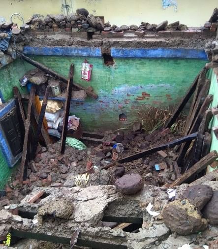 Atap Rumah Runtuh, Empat Orang Terkubur Di Bawah Reruntuhan
