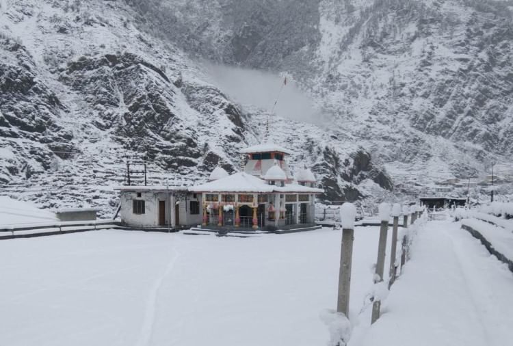 Uttarakhand Weather Forecast Updates: Snowfall And Rain Continue In Second  Day Today - Uttarakhand Weather Forecast: रविवार को दूसरे दिन भी ऊंची  चोटियों पर बर्फबारी, कई जगह सड़क बंद - Amar Ujala