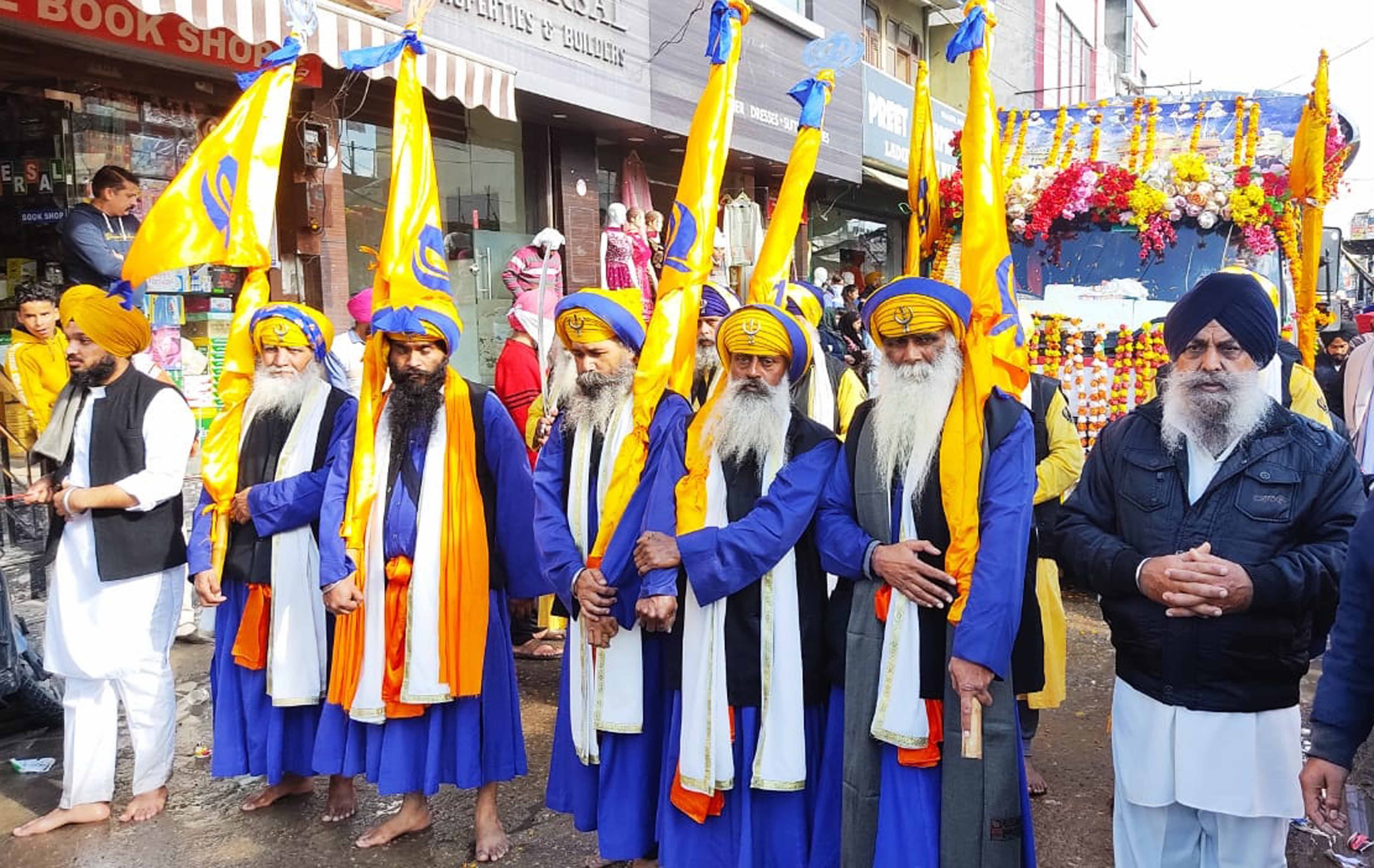 गुरुपर्व के अवसर पर अंबाला सिटी में निकाले गए भव्य नगर कीर्तन की अगुवाई करते पंज प्यारे। गुरुपर्व के अवसर पर अंबाला सिटी में निकाले गए भव्य नगर कीर्तन की अगुवाई करते पंज प्यारे।