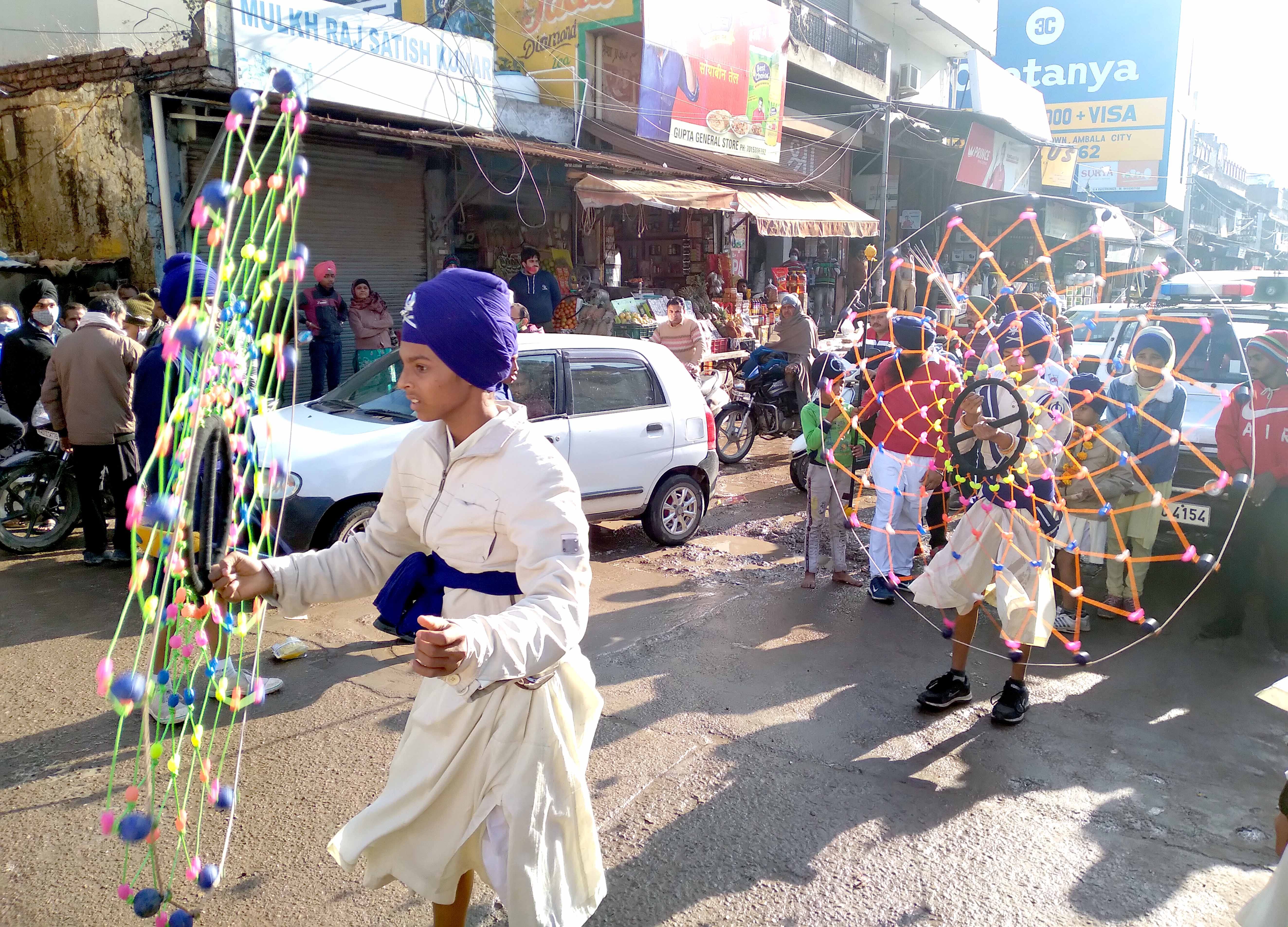 गुरुपर्व के अवसर पर अंबाला सिटी में निकाले गए भव्य नगर कीर्तन में गतके का प्रर्दशन करते हुए। गुरुपर्व के अवसर पर अंबाला सिटी में निकाले गए भव्य नगर कीर्तन में गतके का प्रर्दशन करते हुए।
