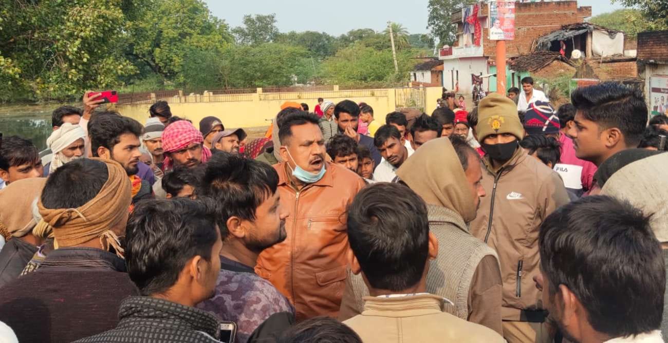 आक्रोशित किसानों को समझाते महोबकंठ थानाध्यक्ष।