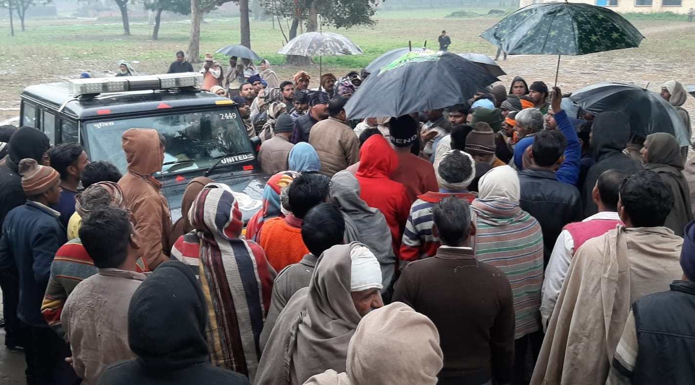अफजलगढ़ की पंचायत शाहपुरजमाल में विवादित निर्माण के मामले में ग्रामीणों से वार्ता करती पुलिस। अफजलगढ़ की पंचायत शाहपुरजमाल में विवादित निर्माण के मामले में ग्रामीणों से वार्ता करती पुलिस।
