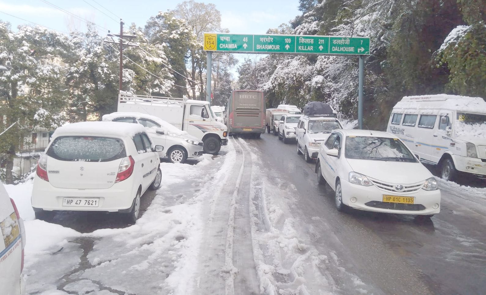 बनीखेत के पास बर्फ के कारण लगा वाहनों का लंबा जाम। बनीखेत के पास बर्फ के कारण लगा वाहनों का लंबा जाम।
